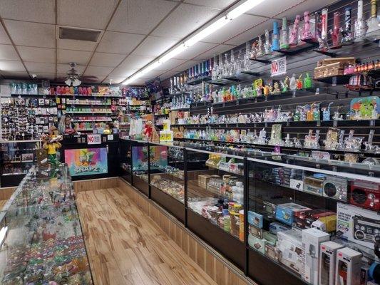 How to clean smells good friendly staff smoke shop