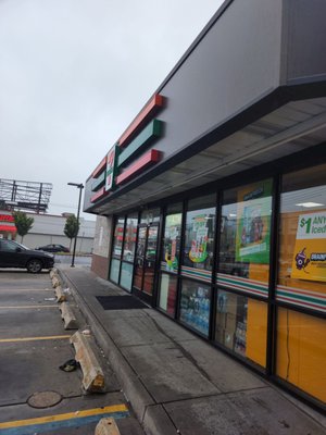 7eleven across the street from kings plaza