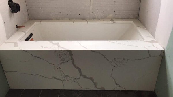 Calacatta Rio quartz tub surround