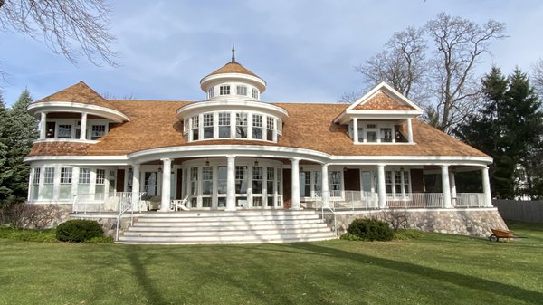 Cedar Bureau Perfection shingle roof installed by Custom Installations in Oconomowoc Lake, WI.