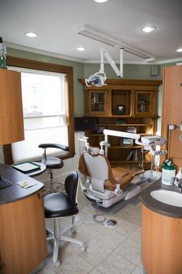 Dental treatment room with original built in bookcase!