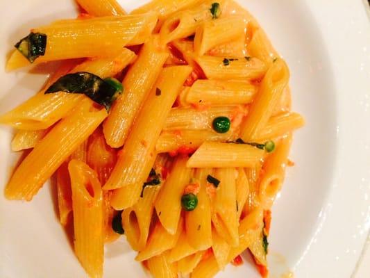 Penne alla vodka with prosciutto and peas