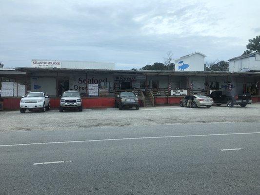 Fresh shrimp and mahi. Very friendly service. I would come back for fresh seafood.