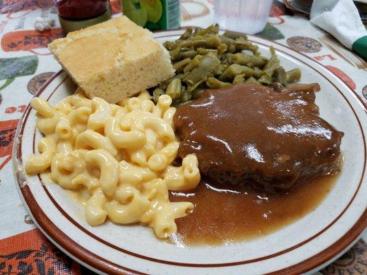 Chopped steak and gravy, mac and cheese, and green beans