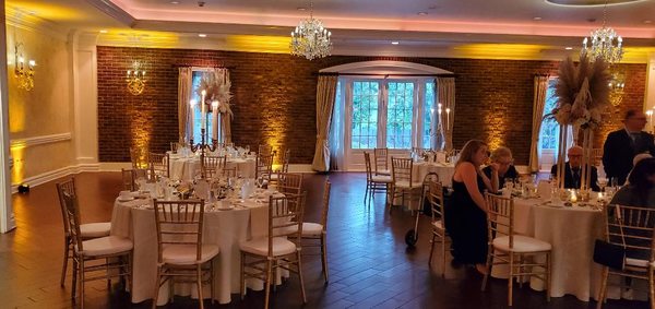 Let us transform your room into the ideal space for your event with Up-lighting effects.