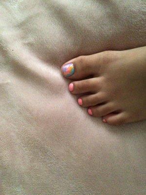 Paint toe nails