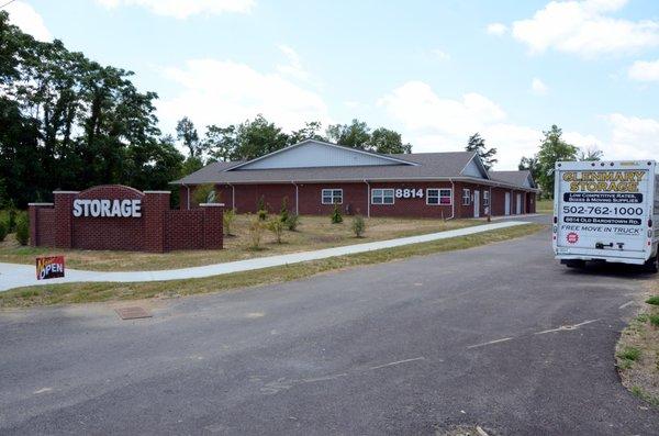 Glenmary Storage is conveniently located south of the Gene Snyder freeway, right off Old Bardstown Road