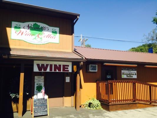 Sarnellis Wine Cellar featuring Glades Pike and Christian Klay Wineries