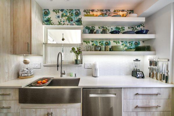 Open shelf concept, coastal style kitchen