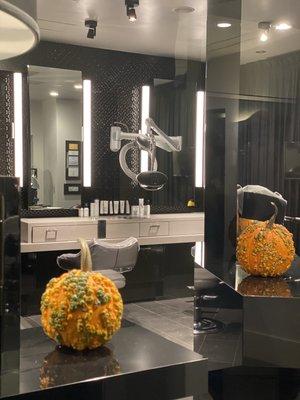 I just love the way Carmen decorates her salon!