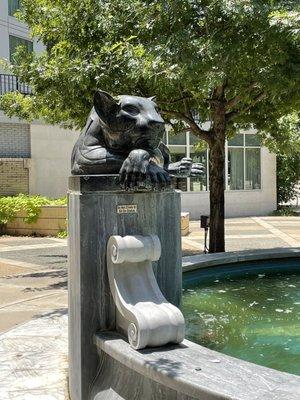 Panther made of marble behind the Flatiron Building in Hyde Park