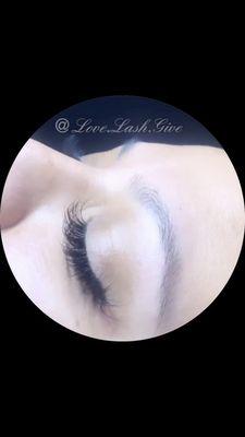 Lash extensions hybrid set with a bit of volume as well!