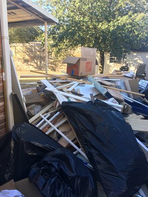 I picked up trash from remodeling and demolitions./
yo levantó la basura de remodelación y demoliciones.