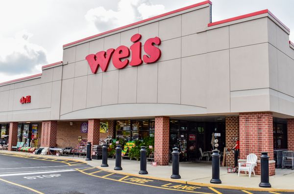 Weis Markets Store Front in Gilbertsville Shopping Center