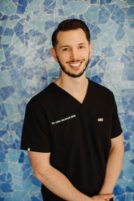 Dr. Jacomet is the expert in oral surgery in our office. He enjoys placing implants as well as extracting wisdom teeth