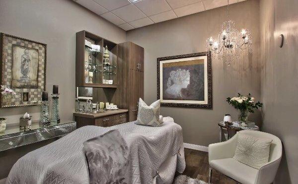 This is the room where I have my massage! So clean and relaxing with aromatic therapy!