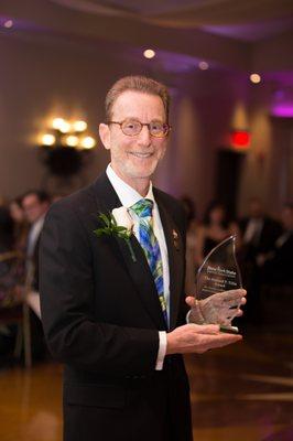 Dr. Hills receives New York State Dental Journalism award