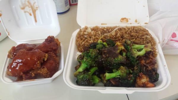 Shrimp and broccoli, buffalo wings. It was "ok" the consistency of the shrimp and broccoli sauce was very thick.