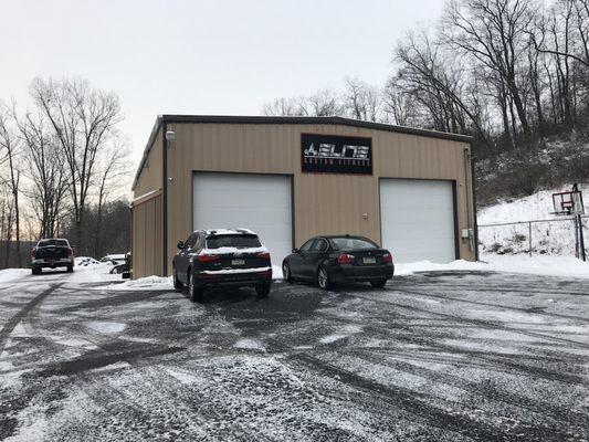 Huge 2,800 sq ft building with turf for sledwork!