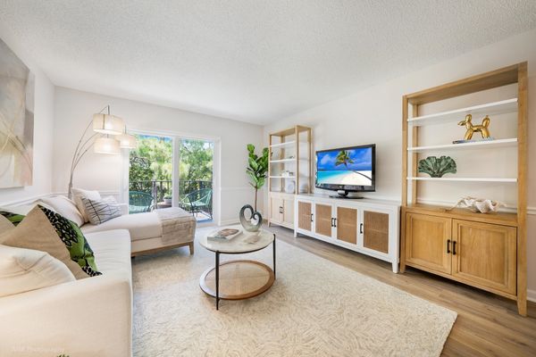 Independence Hall | Wilton Manors, FL | Apartment living room