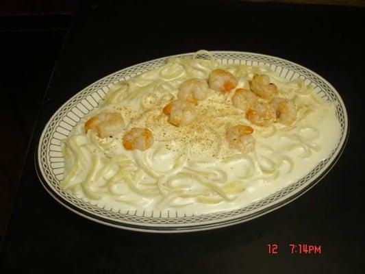 Fettucini alfredo with shrimp