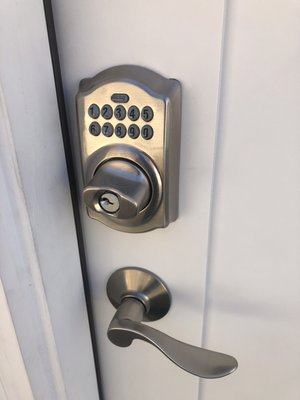 Install new lever handle + key pad lock Digital