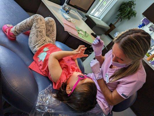 Melissa let my daughter feel the polishing tool with her fingers before using it on her teeth