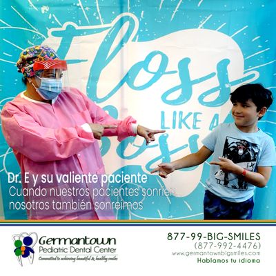 ¡La Dra. E y su pequeño paciente compartiendo sonrisas! Únete a Germantownbigsmiles para recibir un cuidado divertido y profesional.