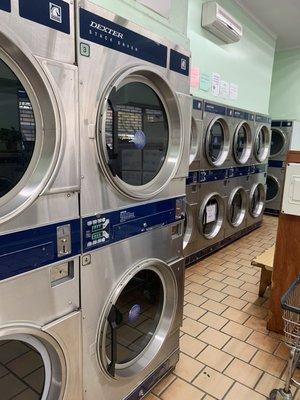 M & R Laundromat