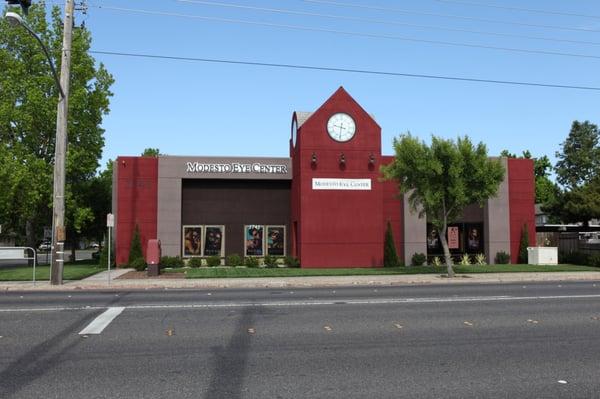 Modesto Eye Center at 1741 Coffee Road, Modesto, CA is the home of Dr. Ash where he performs iLASIK procedures.