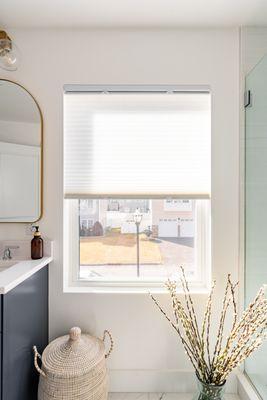 In this stylish bathroom, cellular shades cast a lovely glow. Easily adjust them for privacy and insulation, thanks to their ...