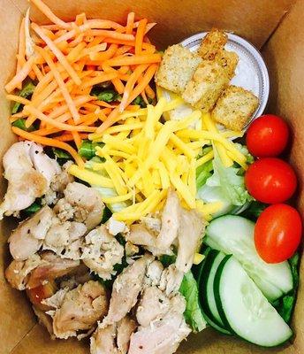 Fresh garden salad with chicken and veggies!