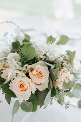 Romantic summer wedding centerpiece.