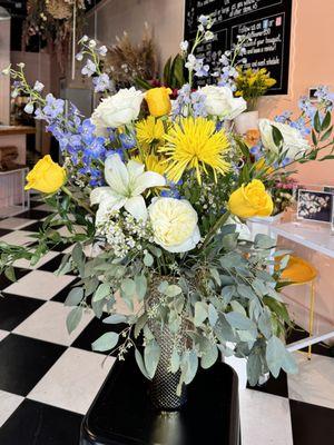 Last-minute sympathy arrangement, ordered, arranged and delivered in less than 2 hours.l