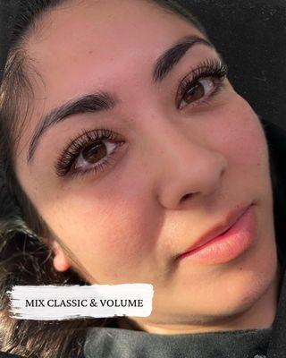 Want a fuller look with your lashes, but you don't want it to be too dramatic? Try this Mix Classic & Volume Set. Natural & texture is light