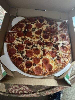 Large thin-crust pizza with Pepperoni and Ground Beef