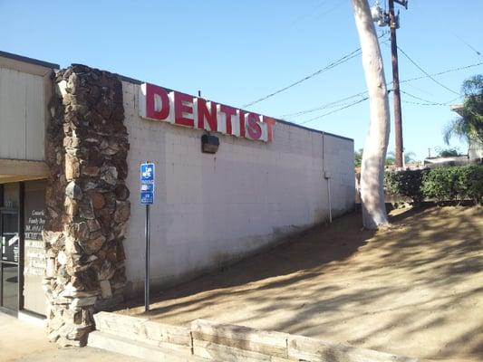 Dentist sign.