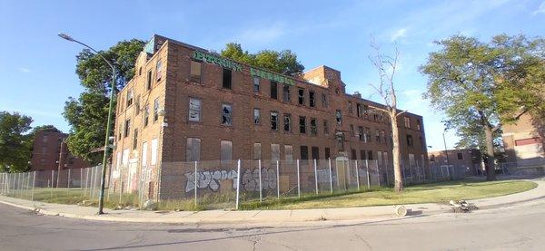 Leavitt building south of Diversey. At one point, the residents enjoyed pleasurable views of the river from their home.