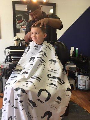 Maurice cutting Carson's hair