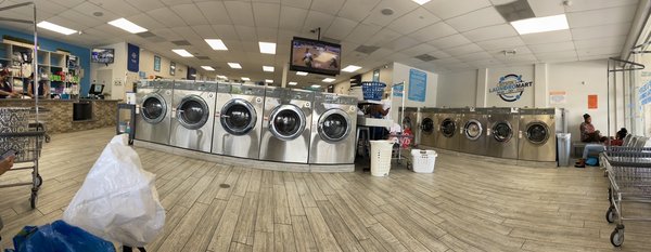 Panoramic shot of Boynton Laundromart!