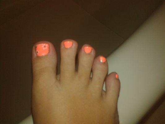 After 4 days, polish on big toe completely chipped as well as not complete around other toes