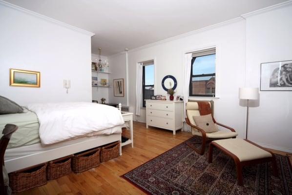 Represented the buyer for this quaint, UWS studio condo at 85th / Columbus on the park block.