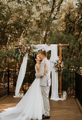 Beautiful arch floral pieces by Kaitlin! (Photo credit to Shelby Quist Mousley Photography)