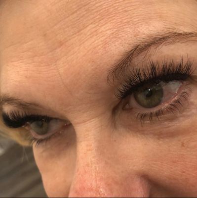 Volume set of lashes with a lash tint