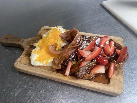 French toast  Bacon  Fire egg Strawberries