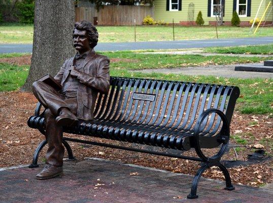 Town Art - Sit down and have a chat with Mark Twain in from of the Library