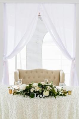 Emma linen loveseat at the sweetheart table