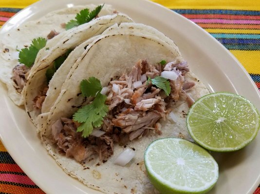 Tacos de carnitas y muchos guisados que tenemos en la linea