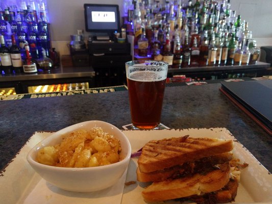 El porko panini with the Mac and cheese side and a beer. Yum!