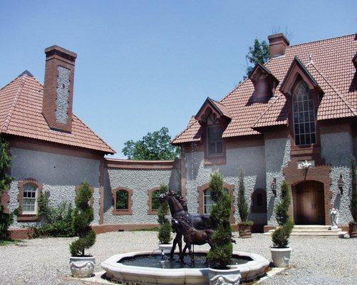 Pebbledash English Courtyard